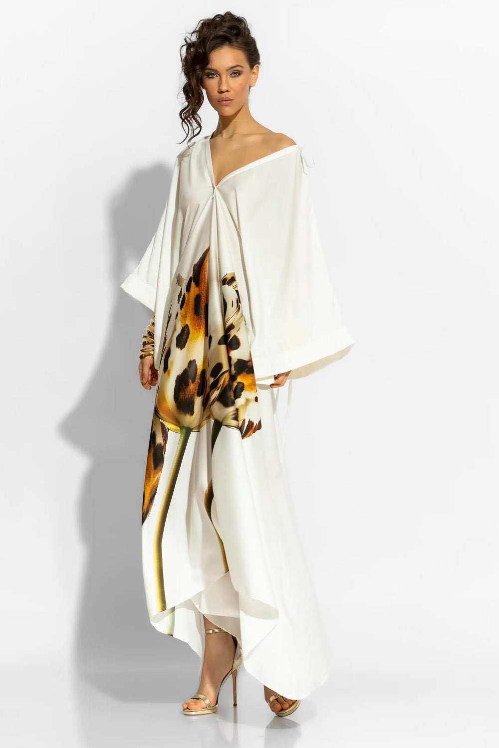 Λευκό satin maxi kaftan φόρεμα με floral print, φαρδιά μανίκια και ανοιχτή πλάτη με δέσιμο.