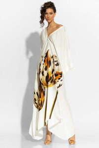 Λευκό satin maxi kaftan φόρεμα με floral print, φαρδιά μανίκια και ανοιχτή πλάτη με δέσιμο.