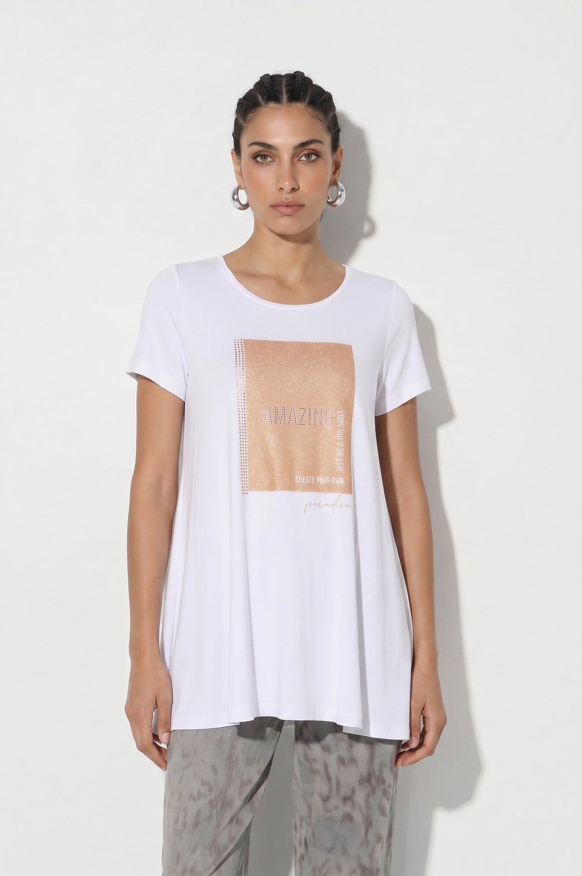 Λευκό γυναικείο T-shirt με κοντό μανίκι και χρυσό print Amazing στο μπροστινό μέρος
