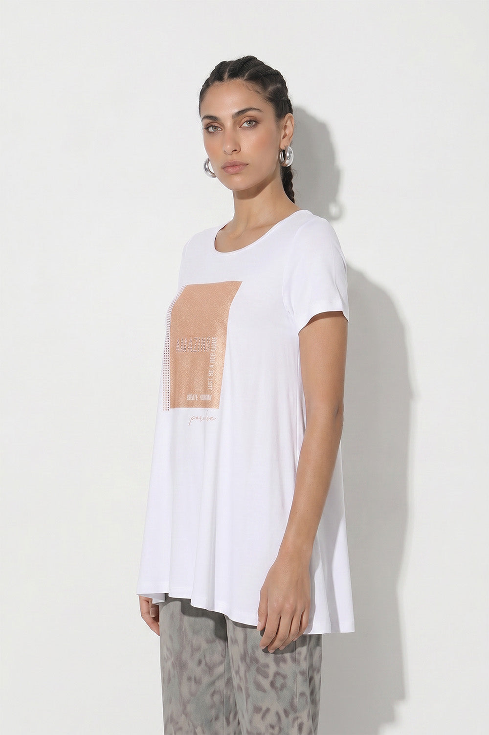 Λευκό γυναικείο T-shirt με κοντό μανίκι και χρυσό print Amazing στο μπροστινό μέρος