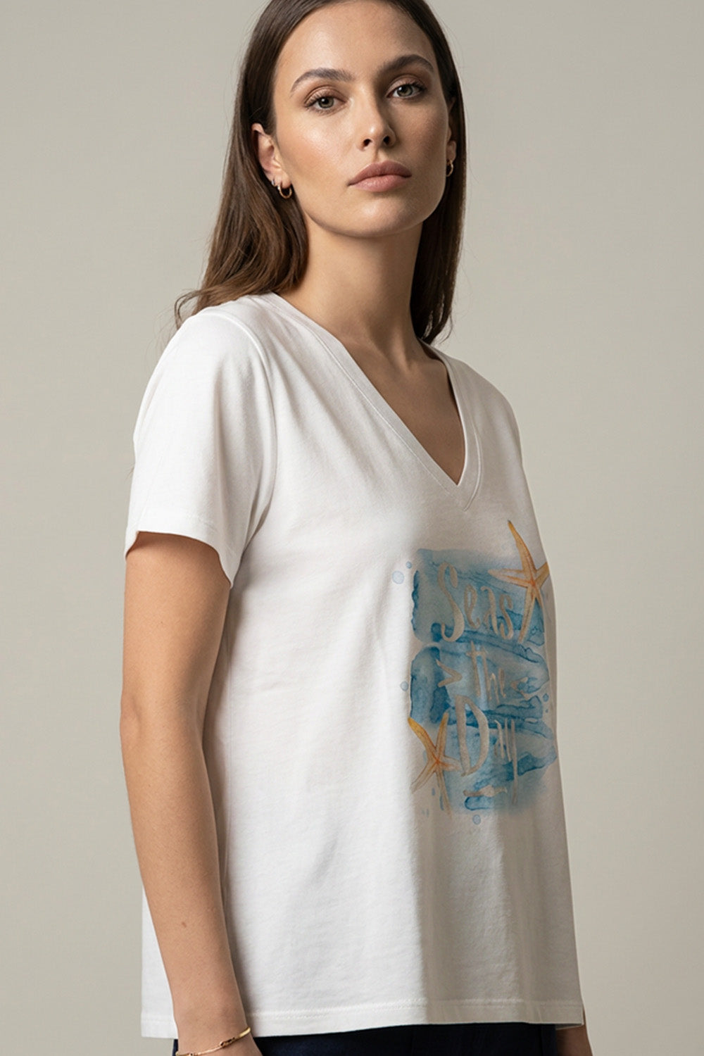 Λευκό γυναικείο t-shirt με V λαιμόκοψη και καλοκαιρινό print Seas the Day σε γαλάζιες αποχρώσεις