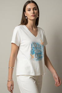 Λευκό γυναικείο t-shirt με V λαιμόκοψη και καλοκαιρινό print Seas the Day σε γαλάζιες αποχρώσεις