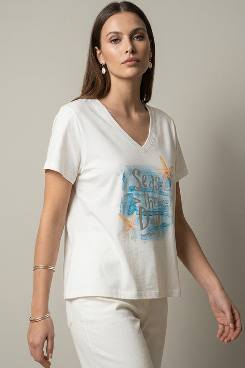 Λευκό γυναικείο t-shirt με V λαιμόκοψη και καλοκαιρινό print Seas the Day σε γαλάζιες αποχρώσεις