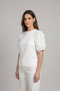 Λευκό T-shirt με κοντά μανίκια και τρισδιάστατη floral διακόσμηση στα μανίκια σε ίσια γραμμή