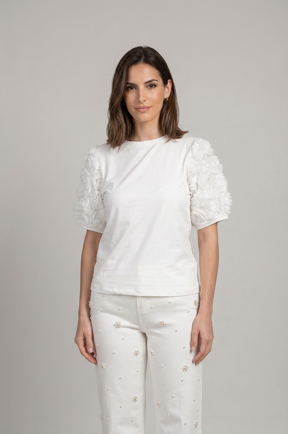 Λευκό T-shirt με κοντά μανίκια και τρισδιάστατη floral διακόσμηση στα μανίκια σε ίσια γραμμή