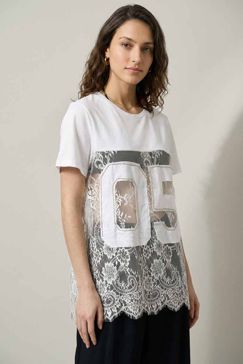 λευκό t-shirt με δαντέλα στο τελείωμα και print 05 μπροστά