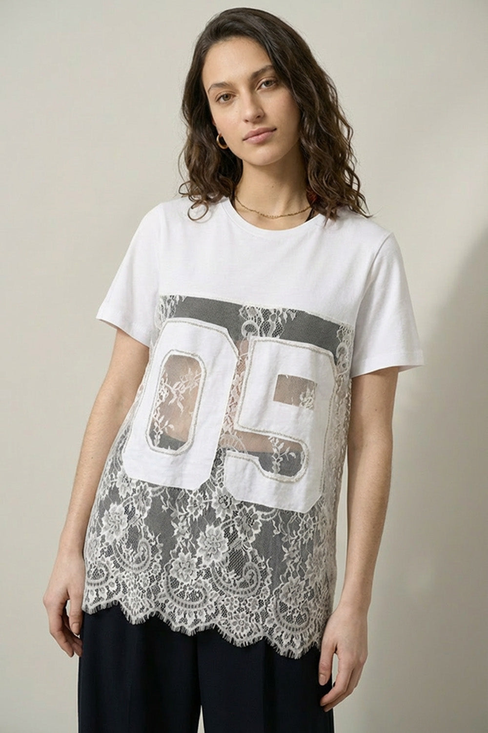 λευκό t-shirt με δαντέλα στο τελείωμα και print 05 μπροστά