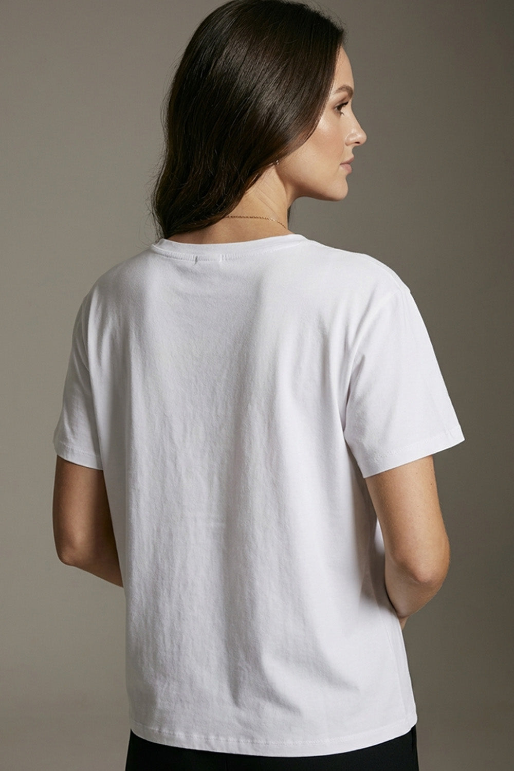 Λευκό γυναικείο t-shirt με κεντημένο χρυσό λουλούδι στο κέντρο