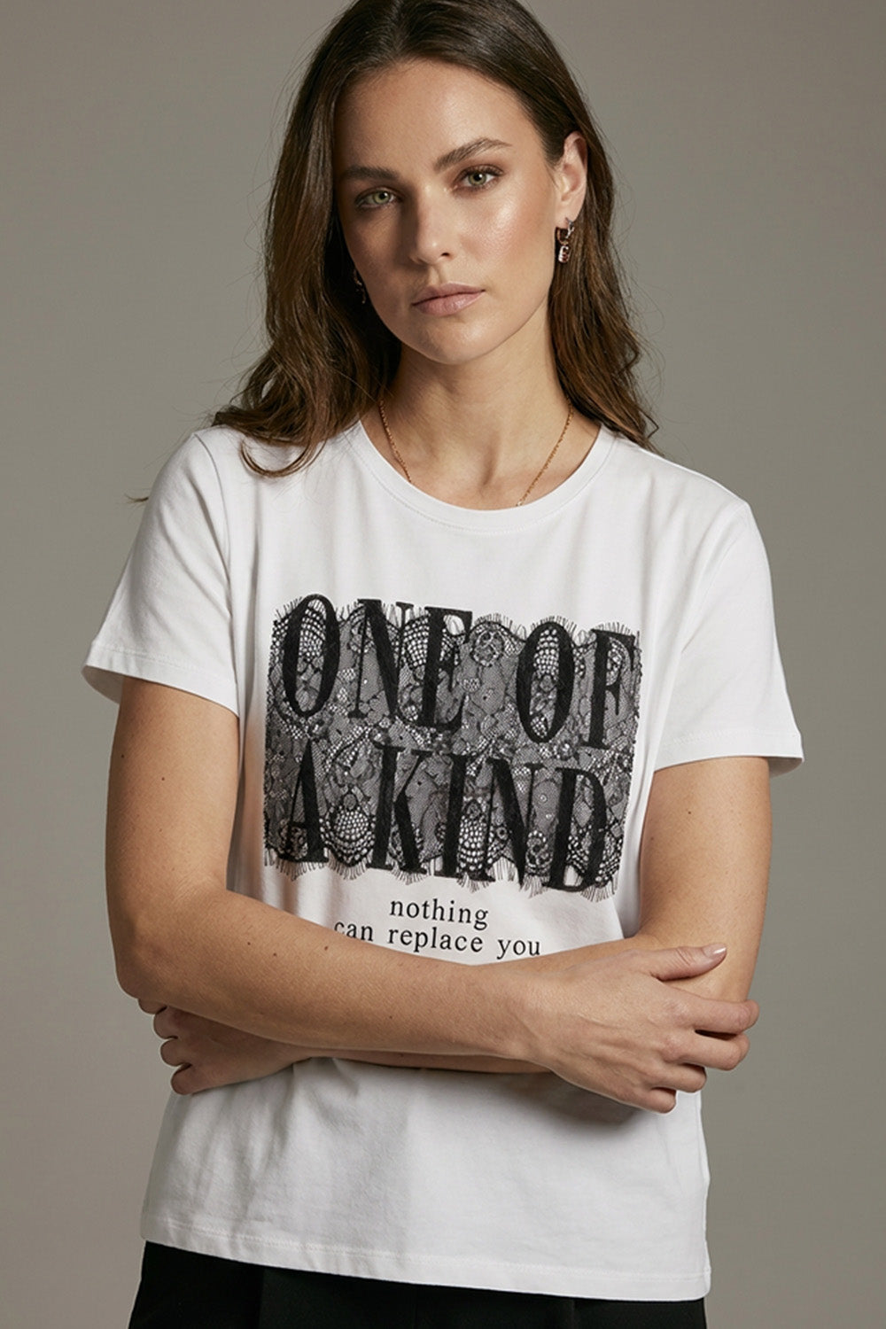 Λευκό t-shirt με μαύρη δαντελένια εφαρμογή “One of a Kind” και κοντό μανίκι μπροστά view