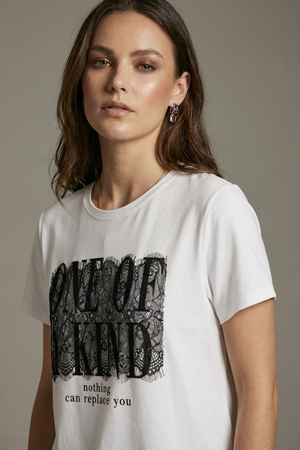 Λευκό t-shirt με μαύρη δαντελένια εφαρμογή “One of a Kind” και κοντό μανίκι μπροστά view