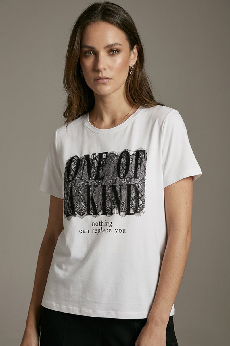 Λευκό t-shirt με μαύρη δαντελένια εφαρμογή “One of a Kind” και κοντό μανίκι μπροστά view