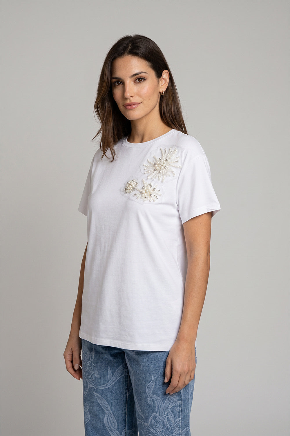 Λευκό T-shirt με κοντά μανίκια και διακόσμηση με πέρλες στο επάνω μέρος σε ίσια γραμμή