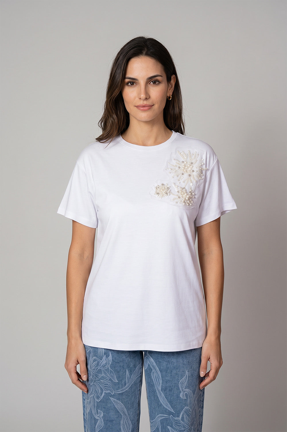 Λευκό T-shirt με κοντά μανίκια και διακόσμηση με πέρλες στο επάνω μέρος σε ίσια γραμμή