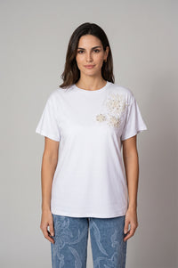 Λευκό T-shirt με κοντά μανίκια και διακόσμηση με πέρλες στο επάνω μέρος σε ίσια γραμμή
