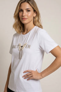 Λευκό T-shirt με πεταλούδα από πέρλες και στρας με κρεμαστές λεπτομέρειες στο κέντρο