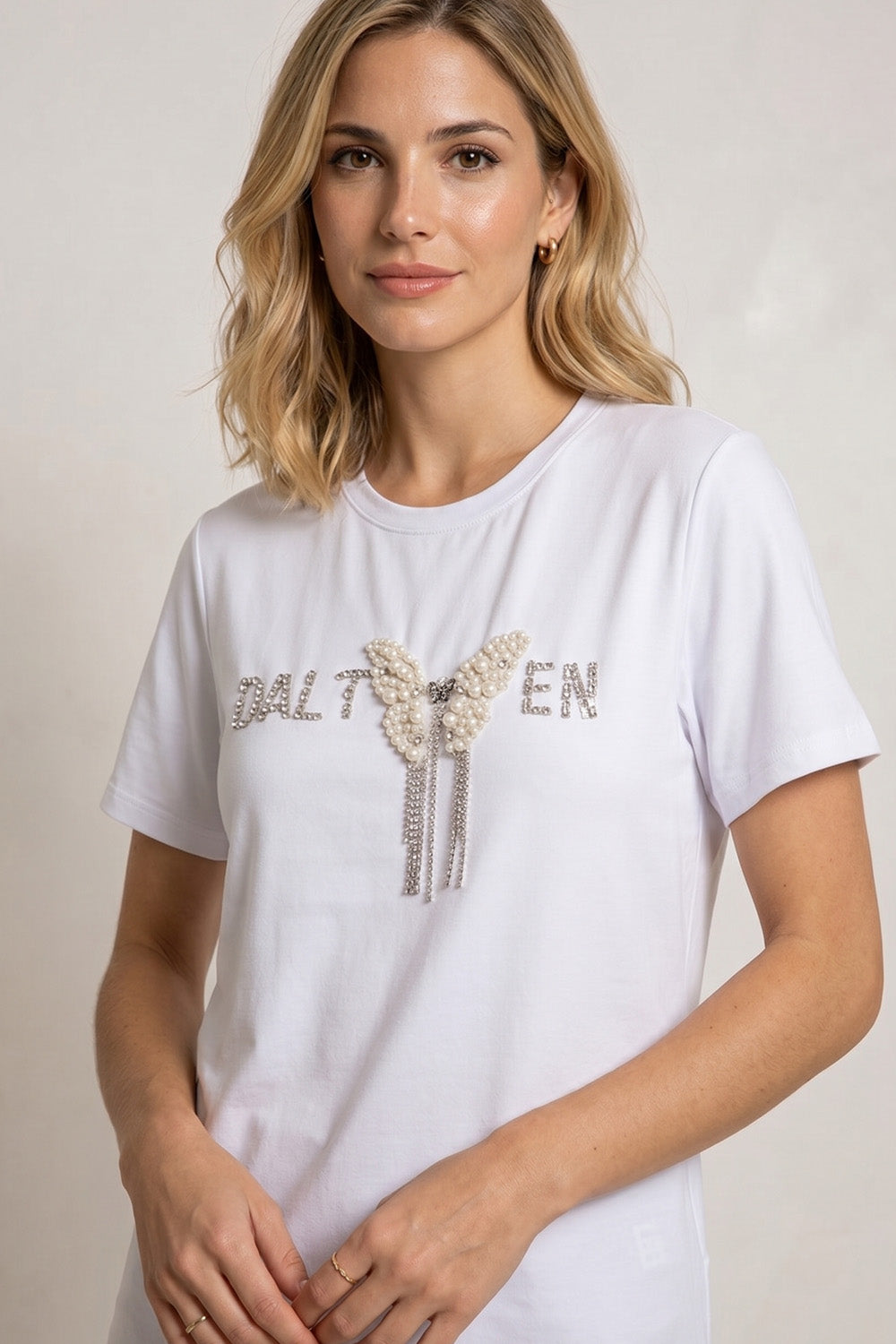 Λευκό T-shirt με πεταλούδα από πέρλες και στρας με κρεμαστές λεπτομέρειες στο κέντρο