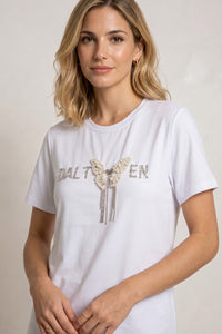 Λευκό T-shirt με πεταλούδα από πέρλες και στρας με κρεμαστές λεπτομέρειες στο κέντρο