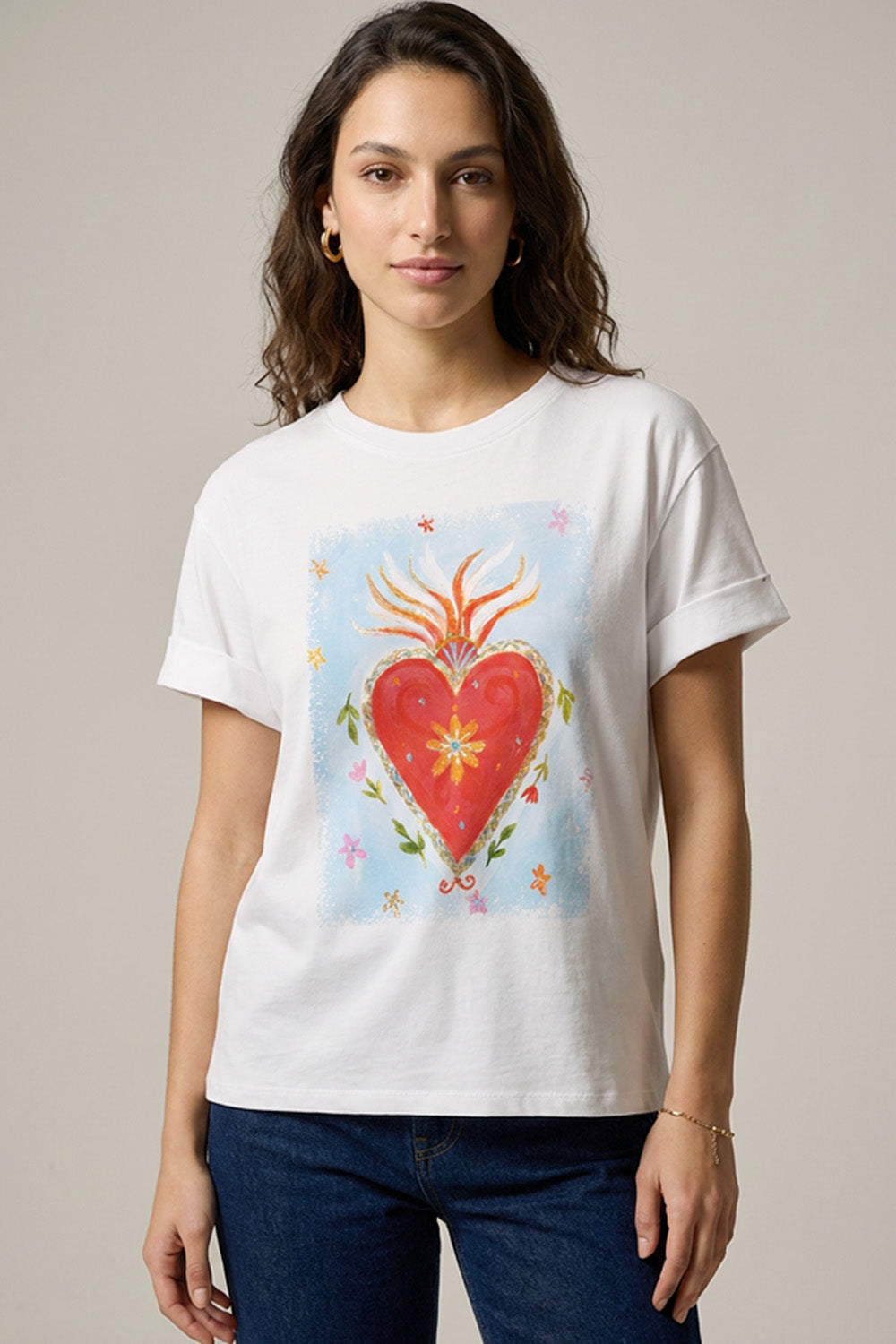 λευκό γυναικείο t-shirt με πολύχρωμο print καρδιάς