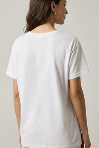 πίσω όψη λευκού γυναικείου t-shirt με κοντό μανίκι