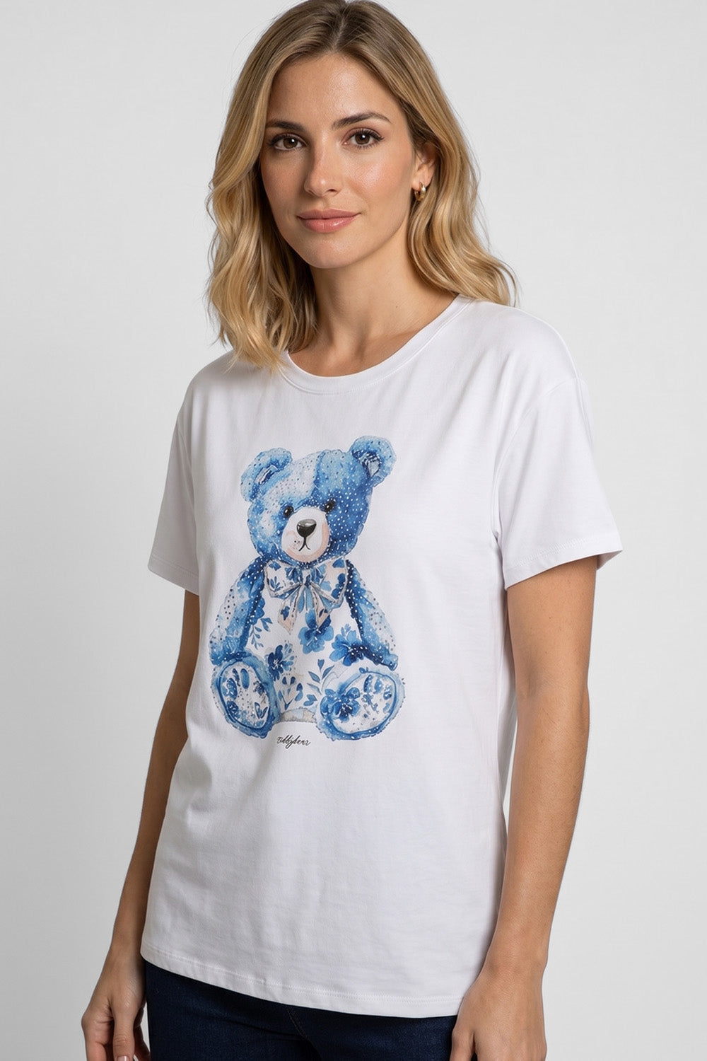 Λευκό T-shirt με τύπωμα μπλε teddy bear και floral λεπτομέρειες στο μπροστινό μέρος