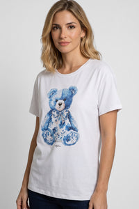 Λευκό T-shirt με τύπωμα μπλε teddy bear και floral λεπτομέρειες στο μπροστινό μέρος