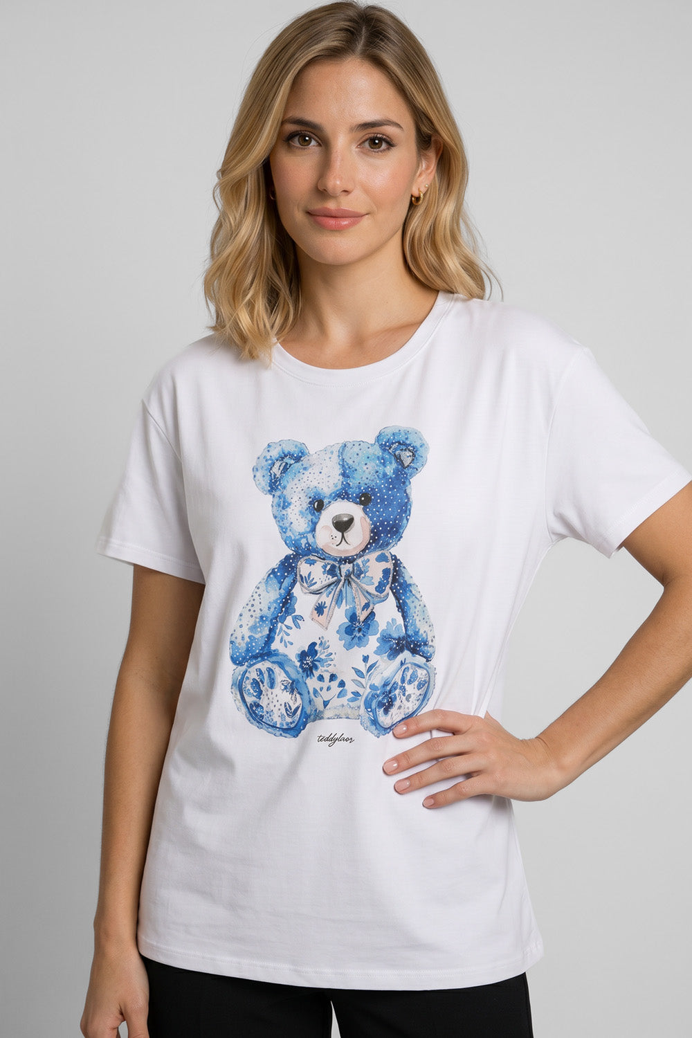 Λευκό T-shirt με τύπωμα μπλε teddy bear και floral λεπτομέρειες στο μπροστινό μέρος