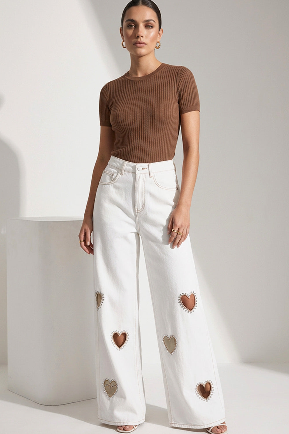 Λευκό γυναικείο τζιν παντελόνι με cut-out καρδιές και διακοσμητικά strass