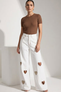 Λευκό γυναικείο τζιν παντελόνι με cut-out καρδιές και διακοσμητικά strass