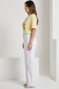 Γυναικείο λευκό cargo παντελόνι σε ίσια γραμμή με πλαϊνές τσέπες και ελαστικό ύφασμα, φορεμένο με κοντομάνικο top.