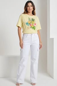 Γυναικείο λευκό cargo παντελόνι σε ίσια γραμμή με πλαϊνές τσέπες και ελαστικό ύφασμα, φορεμένο με κοντομάνικο top.