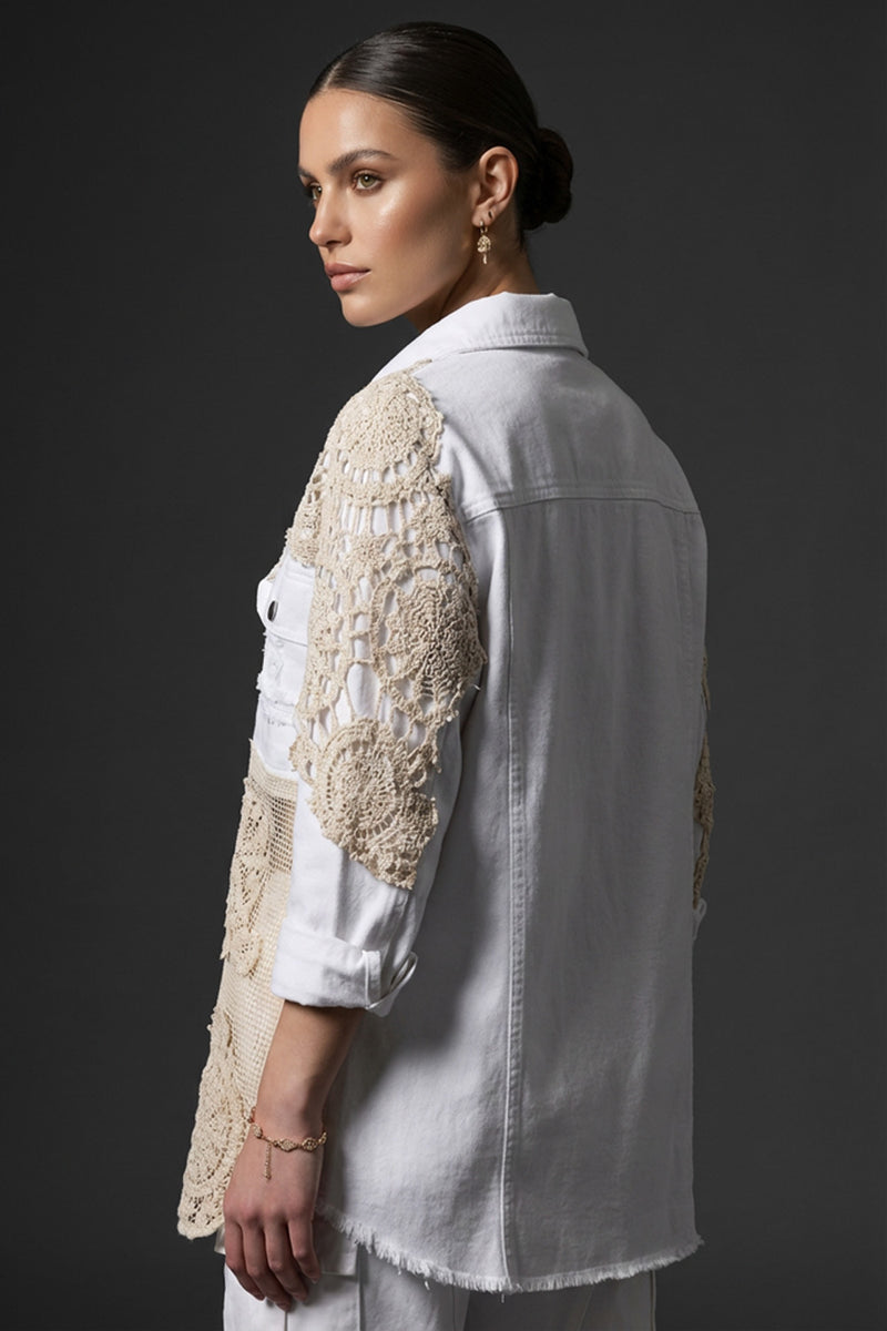 Λευκό γυναικείο denim jacket με μπεζ crochet λεπτομέρειες στους ώμους και στο μπροστινό μέρος