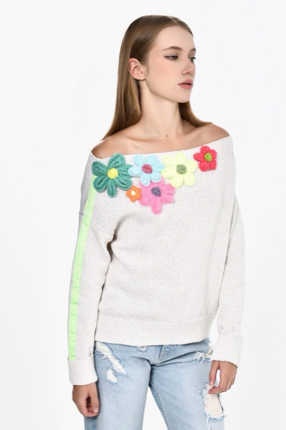 Λευκό πουλόβερ με πολύχρωμα λουλούδια και off-shoulder λαιμόκοψη Ellisargi Boutique