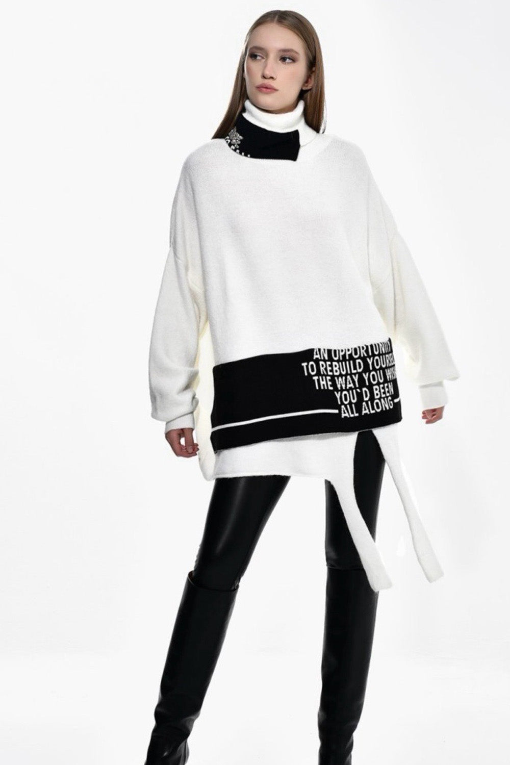 Λευκό oversized πουλόβερ με μαύρες λεπτομέρειες