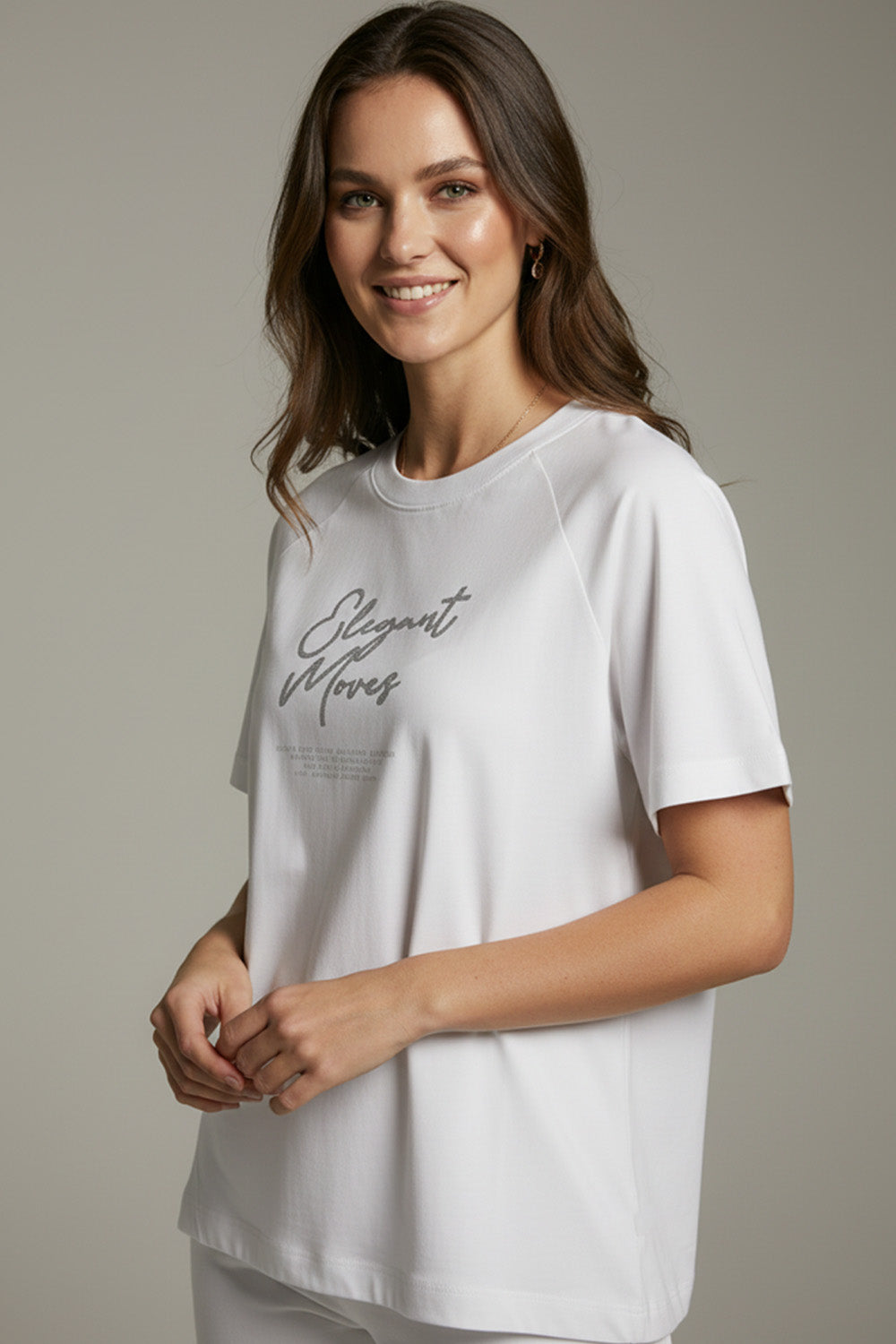 Λευκό γυναικείο T-shirt με ασημί μεταλλιζέ τύπωμα Elegant Moves στο μπροστινό μέρος