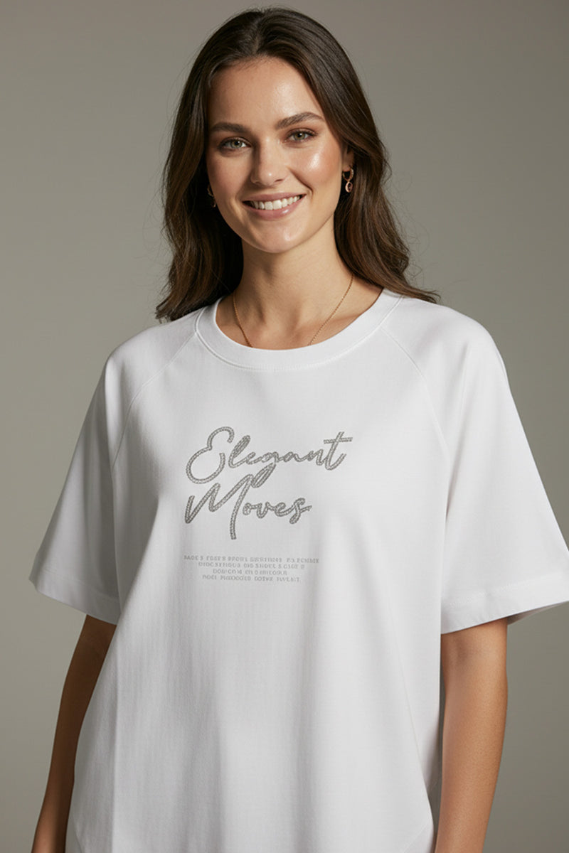 Λευκό γυναικείο T-shirt με ασημί μεταλλιζέ τύπωμα Elegant Moves στο μπροστινό μέρος