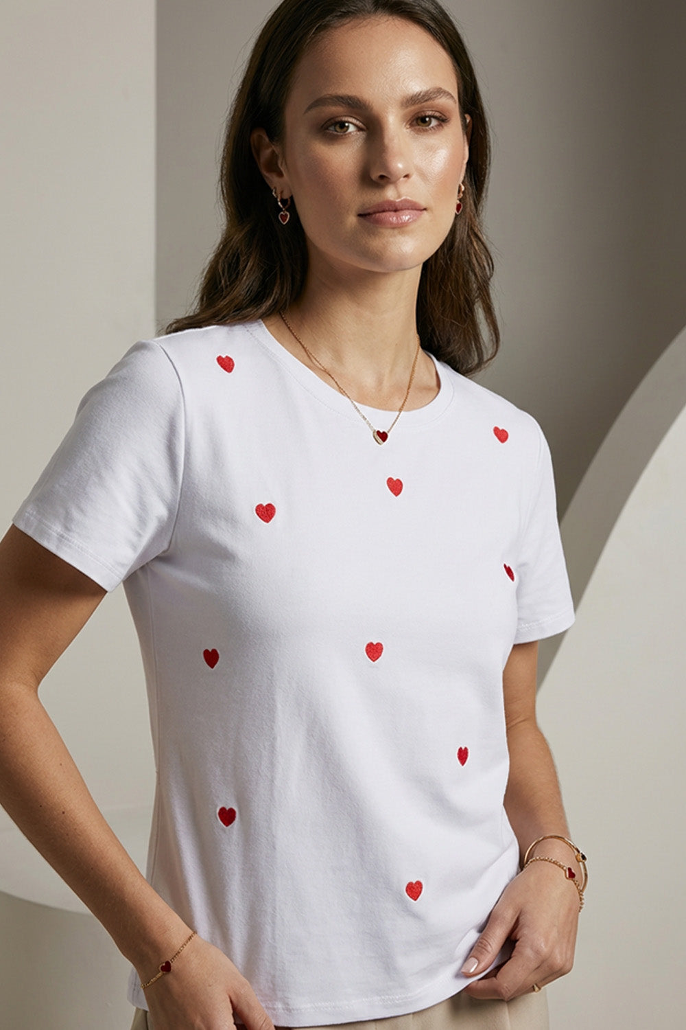 Λευκό γυναικείο T-shirt με μικρές κεντημένες κόκκινες καρδιές σε όλη την επιφάνεια