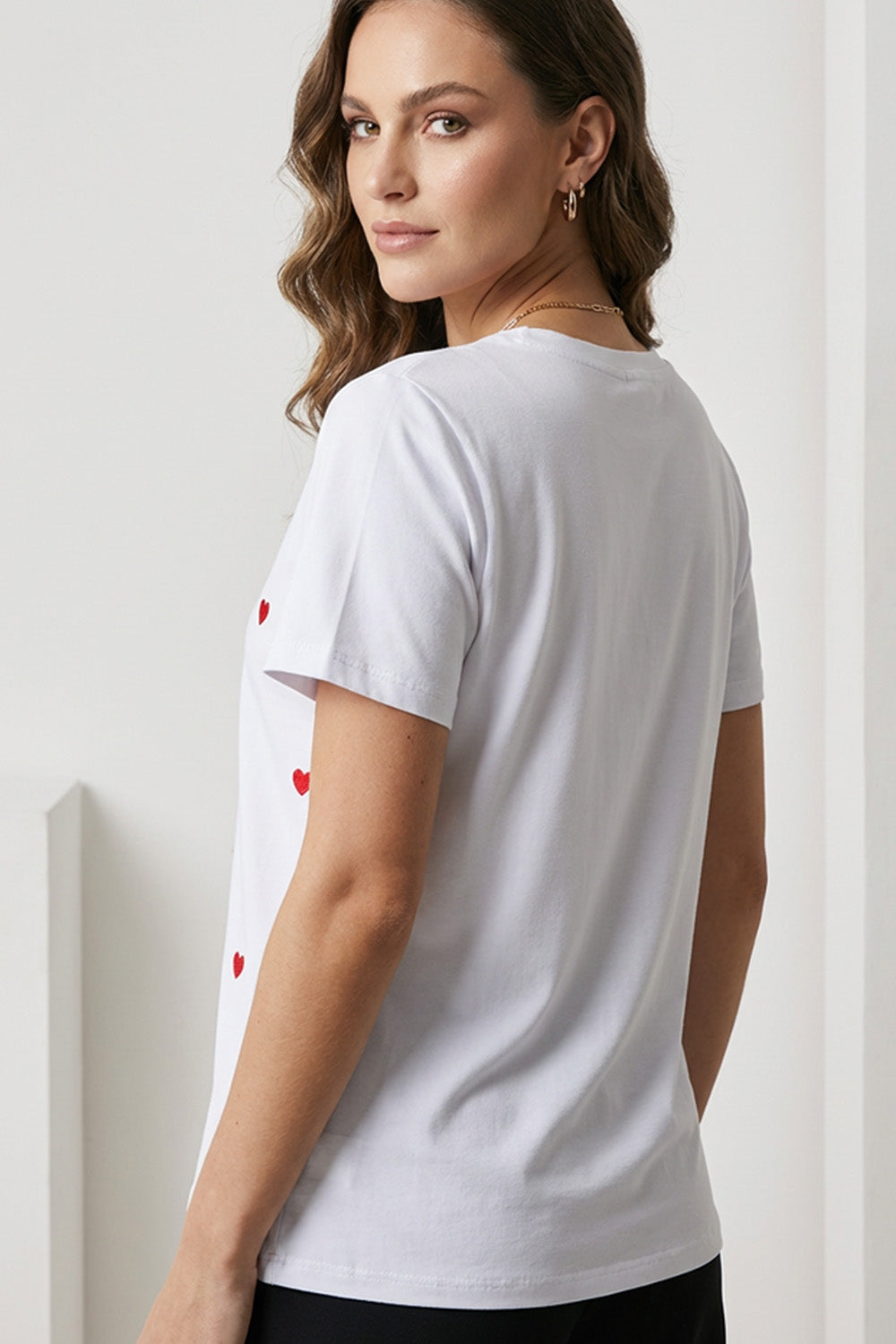 Λευκό γυναικείο T-shirt με μικρές κεντημένες κόκκινες καρδιές σε όλη την επιφάνεια