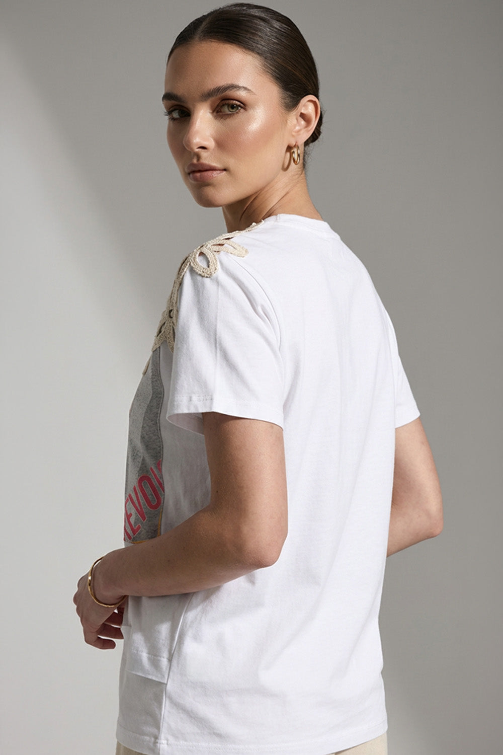 Λευκό γυναικείο T-shirt με μπροστινό print και crochet floral λεπτομέρεια στους ώμους