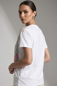 Λευκό γυναικείο T-shirt με μπροστινό print και crochet floral λεπτομέρεια στους ώμους