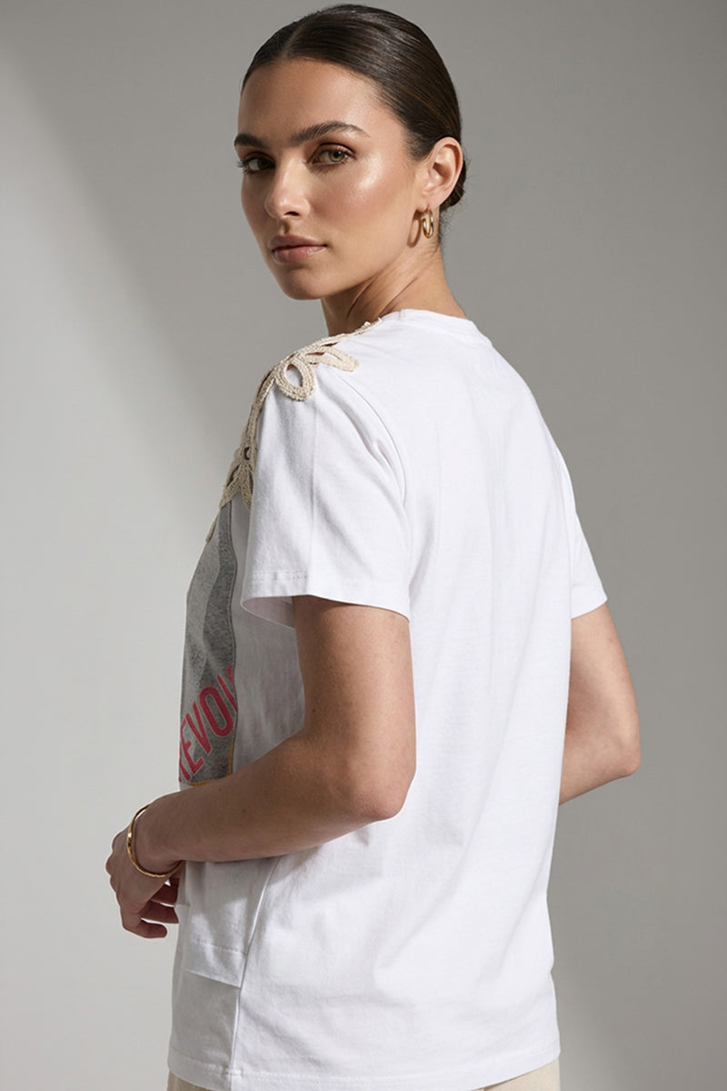 Λευκό γυναικείο T-shirt με μπροστινό print και crochet floral λεπτομέρεια στους ώμους