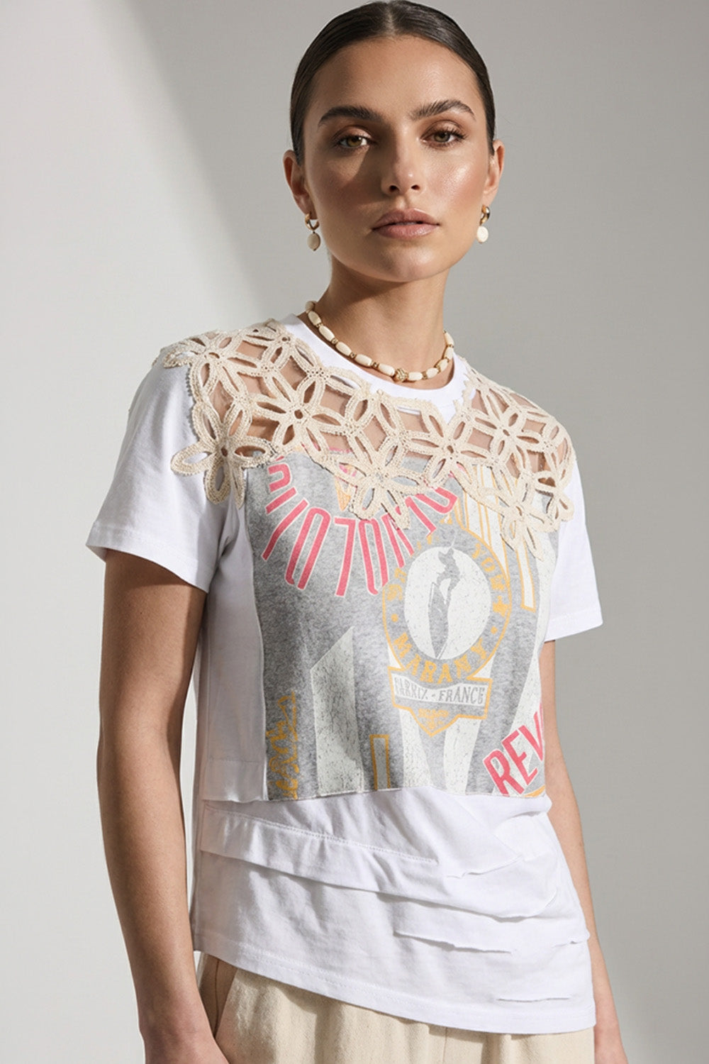 Λευκό γυναικείο T-shirt με μπροστινό print και crochet floral λεπτομέρεια στους ώμους