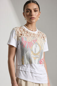 Λευκό γυναικείο T-shirt με μπροστινό print και crochet floral λεπτομέρεια στους ώμους