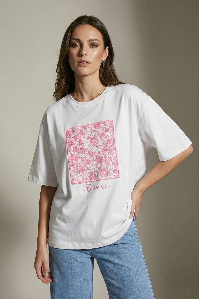 Λευκό γυναικείο T-shirt με ροζ τετράγωνο floral print και κοντό μανίκι.