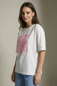 Λευκό γυναικείο T-shirt με ροζ τετράγωνο floral print και κοντό μανίκι.