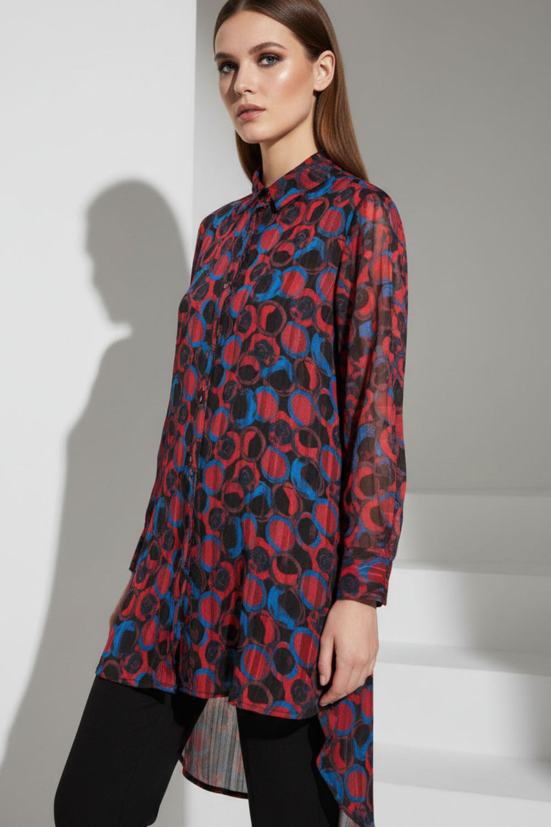 Μακρύ εμπριμέ πουκάμισο σε κόκκινο και μπλε με μακριά μανίκια και ασύμμετρο μήκος, φορεμένο από μοντέλο.