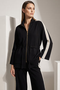 Mavro set me riges sto manti kai pantelona se fardia grammi, me zaketa me fermouar sto μοντέλο.