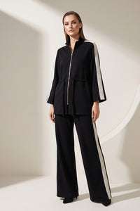 Mavro set me riges sto manti kai pantelona se fardia grammi, me zaketa me fermouar sto μοντέλο.