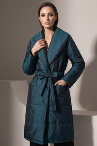 Γυναικείο μακρύ καπιτονέ παλτό σε πετρόλ χρώμα με ζώνη στη μέση και φαρδύ γιακά.