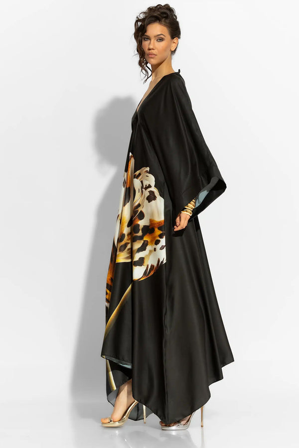 Μακρύ μαύρο satin kaftan φόρεμα με floral print, φαρδιά μανίκια και ανοιχτή πλάτη με δέσιμο.