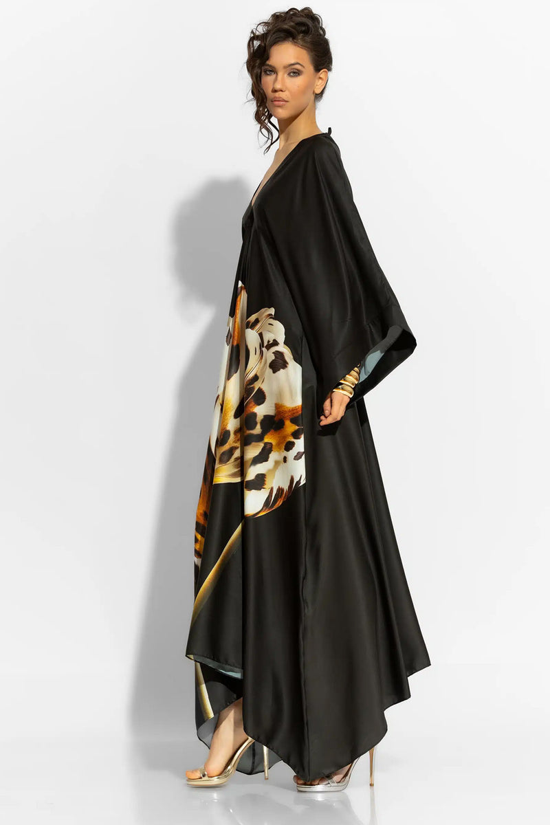 Μακρύ μαύρο satin kaftan φόρεμα με floral print, φαρδιά μανίκια και ανοιχτή πλάτη με δέσιμο.